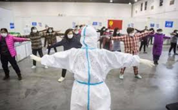 Coronavirus : le bilan approche les 1 900 morts, les grands groupes redoutent un impact économique brutal