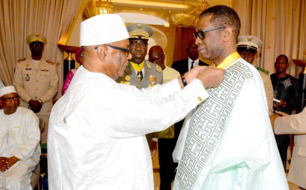 Youssou Ndour décoré par le président malien IBK