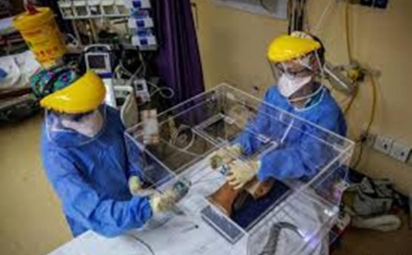 En Afrique du Sud, des médecins mettent au point une boîte pour isoler les malades du Covid-19