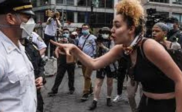 Les États-Unis sous tension après la mort d’un homme noir aux mains de la police