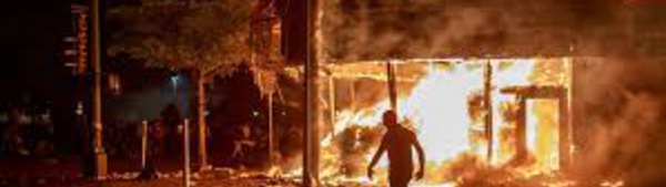 Minneapolis: un commissariat incendié après la mort d'un homme noir aux mains de la police