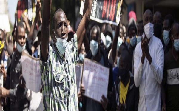 VIDÉO. Paris : malgré l’interdiction, des milliers de personnes défilent pour les sans-papiers