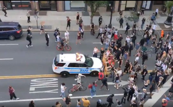 Manifestation pour George Floyd:  une voiture de police fonce dans la foule à New York