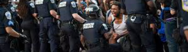 Mort de George Floyd : quand la police s'agenouille à la demande des manifestants