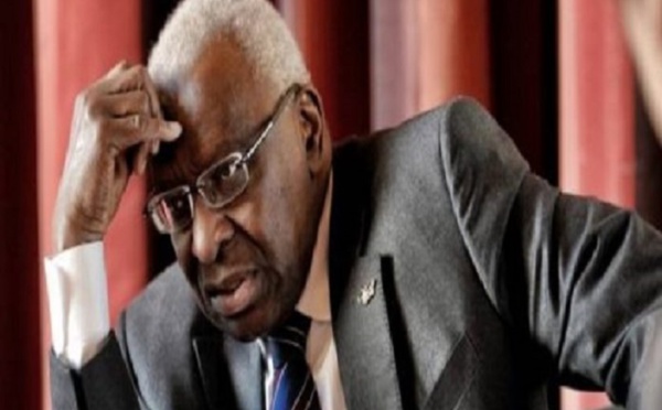 "Voilà qui je suis": à son procès pour corruption, Lamine Diack démarre son show