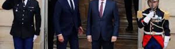 Passation de pouvoirs : Édouard Philippe "passe le flambeau" à Jean Castex