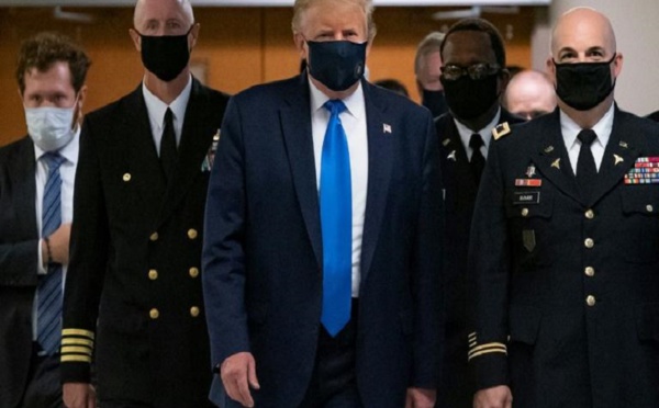 Covid-19 : Donald Trump porte un masque en public pour la première fois publiquement
