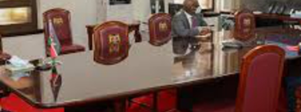 Au Kenya, le virus pousse le sommet de l'État à se calfeutrer