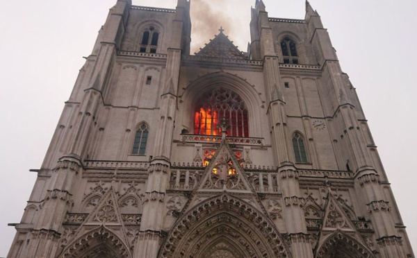 L’incendie à la cathédrale de Nantes est « circonscrit »