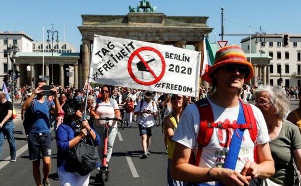 Coronavirus : Des milliers de personnes protestent en Allemagne contre les restrictions