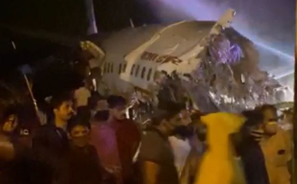 Crash à Kerala : un avion d'Air India se brise en deux sur la piste de Calicut