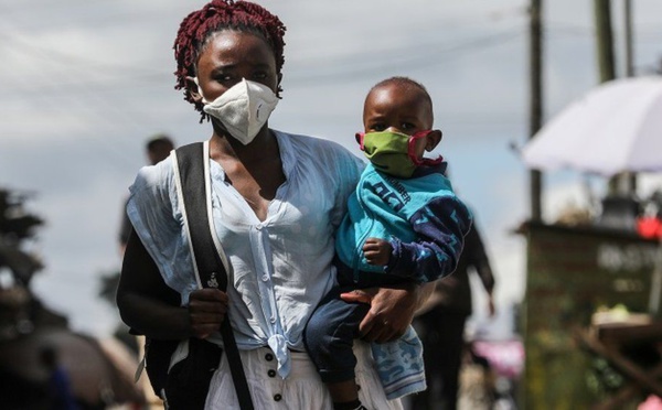 Covid-19: les masques chirurgicaux très efficaces, les bandanas beaucoup moins, selon une étude