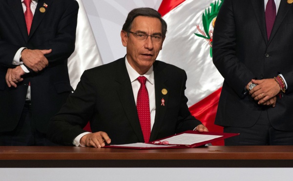Pérou: le président Martin Vizcarra échappe à la destitution par le Parlement