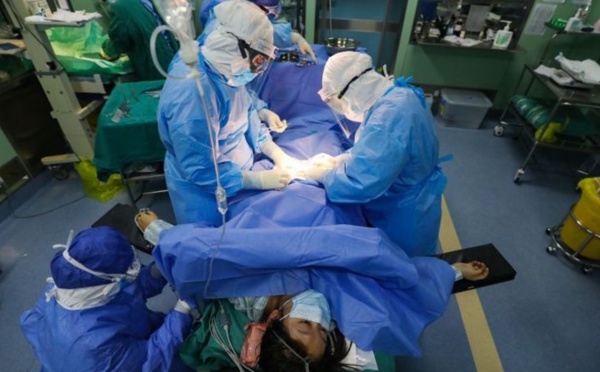 Coronavirus : qu'est-ce que la charge virale et pourquoi met-elle en danger les agents de santé ?