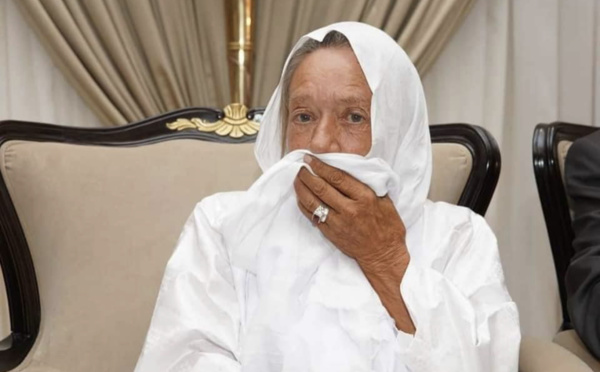 Vidéo de l'arrivée de l'ex-otage française Sophie Petronin en France ce vendredi accueillie par le Président Macron