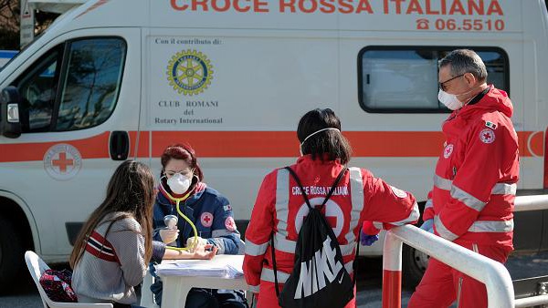 Covid-19: l’Italie renforce les restrictions après un nouveau record, ordonne la fermeture de cinémas, théâtres et salles de sport