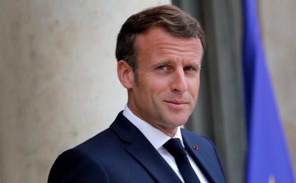 Emmanuel Macron comprend que les caricatures puissent "choquer" mais dénonce la violence
