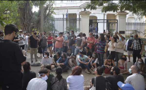 Cuba: après une nuit de protestations, 200 jeunes artistes se font entendre de l'État