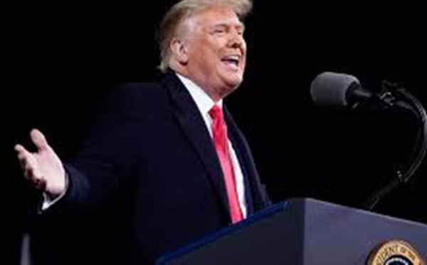 Etats-Unis: devant ses partisans, Trump s'accroche encore à une victoire à la présidentielle