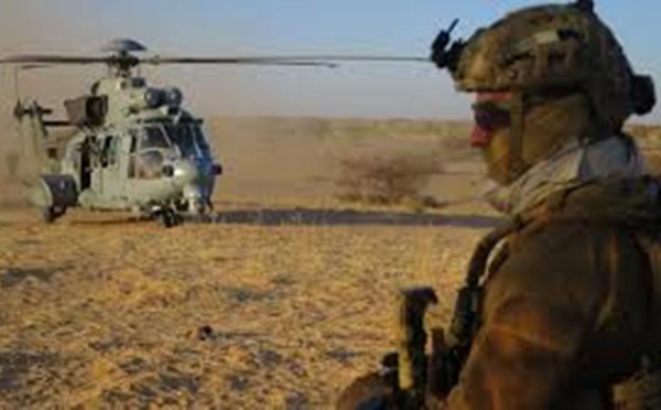 Le chef d'état-major des armées françaises à la rencontre des soldats de l'opération Barkhane