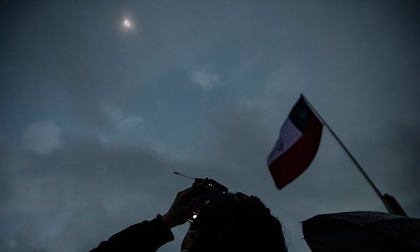 Éclipse totale du soleil : le sud du Chili et de l'Argentine plongés dans l'obscurité
