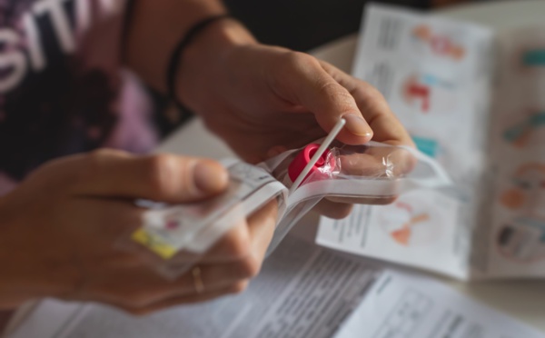 Les États-Unis autorisent le premier test Covid-19 à domicile et sans ordonnance
