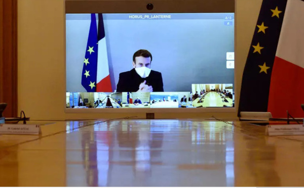 Macron présente "encore des symptômes" du Covid-19 (Attal)