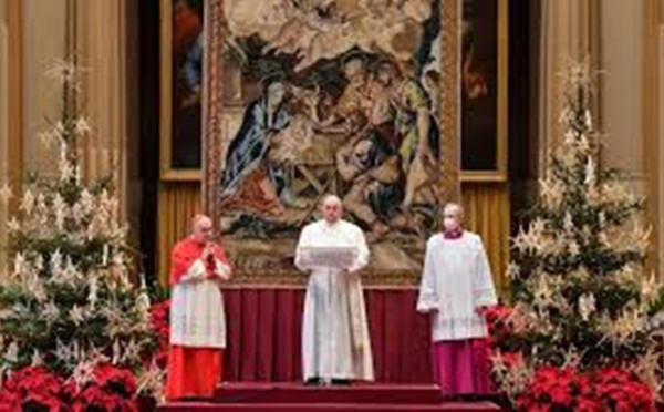Dans son message de Noël, le pape François appelle à la "fraternité" et à "désamorcer les tensions"