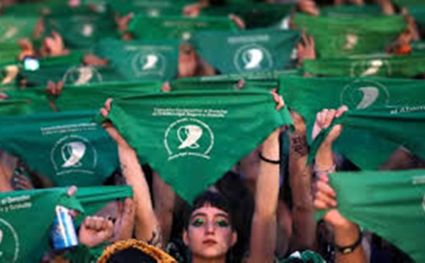 Argentine: le Sénat examine le projet de loi sur l’IVG, défendu par les militantes féministes
