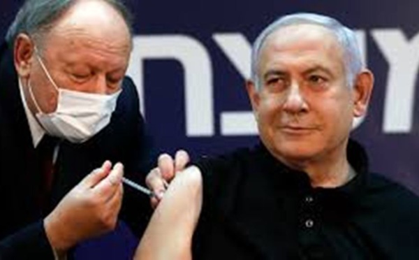 En Israël, une impressionnante campagne de vaccination teintée d'enjeux politiques