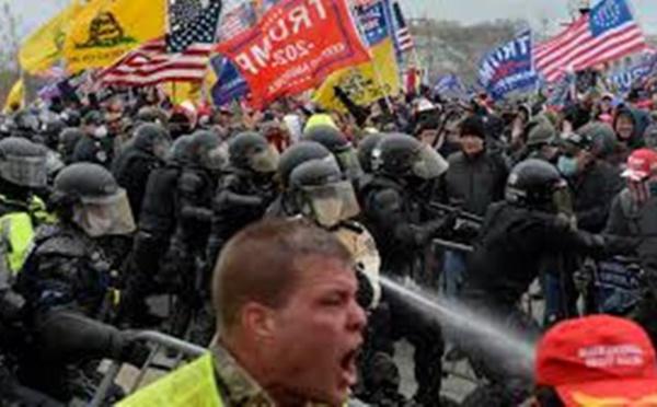 "Démocratie fragile", "boiteuse"... Moscou, Téhéran, Pékin réagissent à l’assaut du Capitole