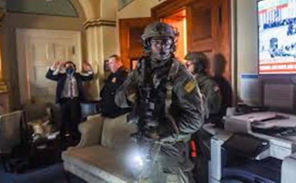 États-Unis: «C'est un peu une leçon aux donneurs de leçon», selon B. Barry (éditorialiste)