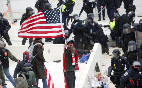 Mort d'un policier blessé lors d'affrontements avec des partisans pro-Trump, indique la police du Capitole