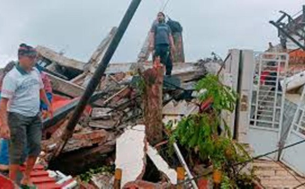 Séisme meurtrier en Indonésie, un hôpital effondré