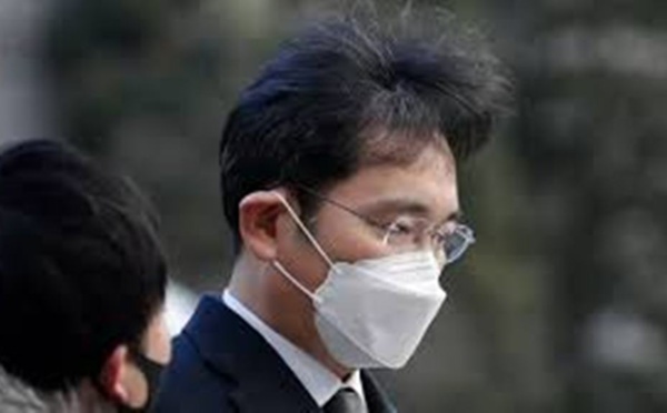 Corée du Sud: accusé de corruption, l’héritier de Samsung condamné à deux ans et demi de prison
