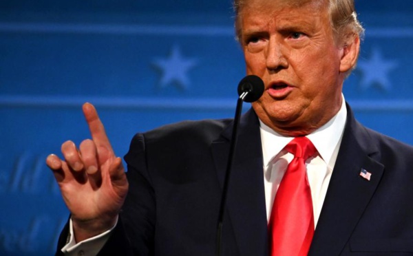 Trump gracie 73 personnes dont son ancien conseiller Steve Bannon