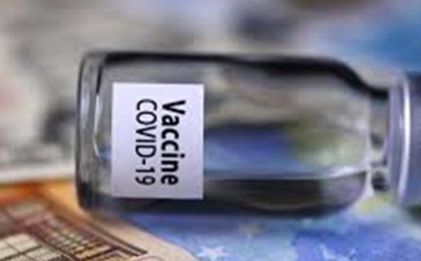 Passe-droits et vaccins anti-Covid: des affaires qui passent mal