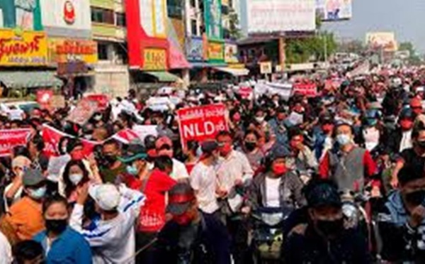 Grande mobilisation en Birmanie contre le coup d'État militaire