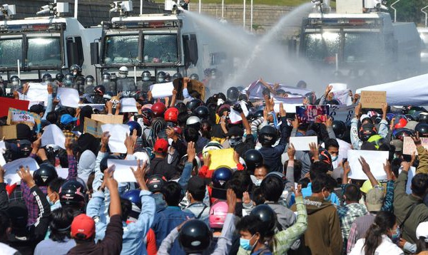 Coup d'État en Birmanie: canons à eau contre des manifestants à Naypyidaw
