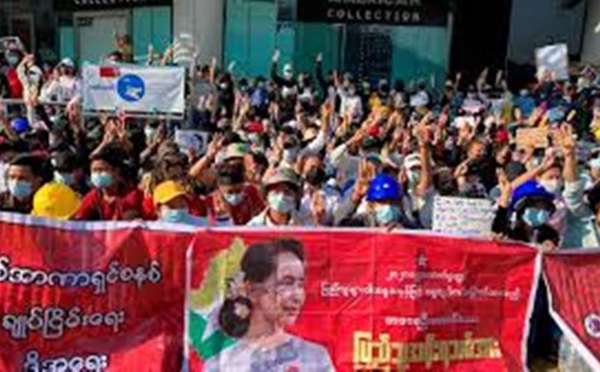 Birmanie: 5e jour de manifestations, raid contre le siège du parti d'Aung San Suu Kyi