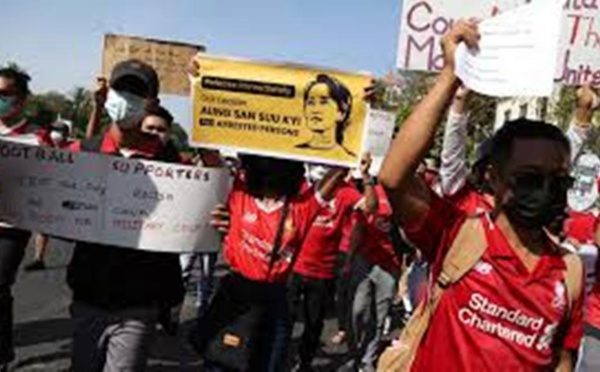 Coup d'État en Birmanie : les manifestants toujours dans la rue malgré les arrestations
