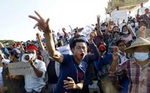 Birmanie: des hackers ciblent la junte, internet à nouveau coupé