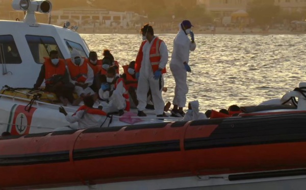 Méditerranée: opération de sauvetage de migrants des garde-côtes italiens au large de Lampedusa