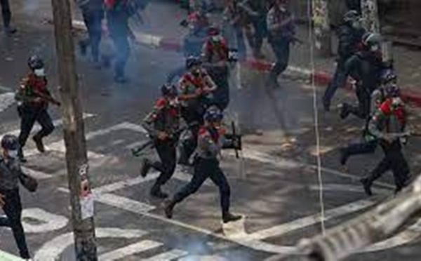 Birmanie : la police ouvre le feu sur des manifestants, faisant plusieurs morts