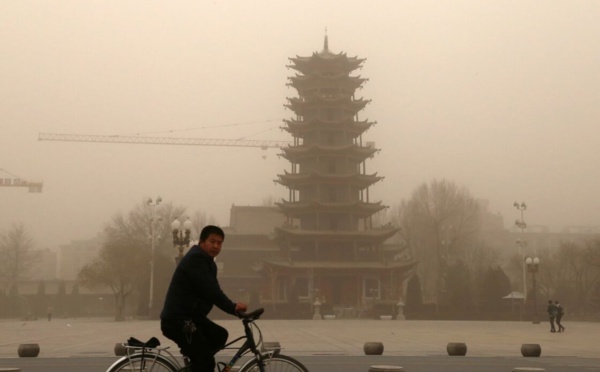Grosse tempête de sable et pollution dans le ciel de Pékin, 428 avions cloués au sol
