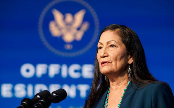 L'Amérindienne Deb Haaland, nommée au poste de ministre de l'Intérieur des Etats-Unis