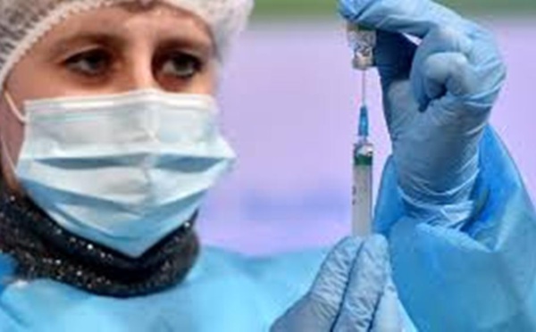 Vaccin AstraZeneca : les avantages restent supérieurs aux risques, dit le régulateur de l'UE