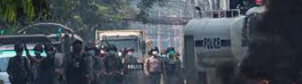 Birmanie: les habitants de Rangoun prennent la fuite, un recours devant la CPI envisagé