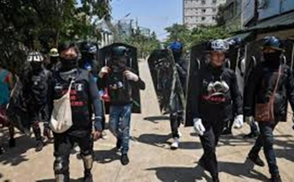 Birmanie: le mouvement pro-démocratie défie la junte avec des manifestations de nuit