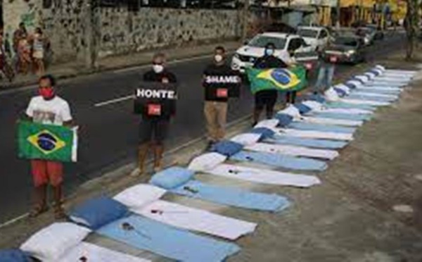 Le Brésil dépasse les 300 000 victimes du Covid-19, la population s’indigne